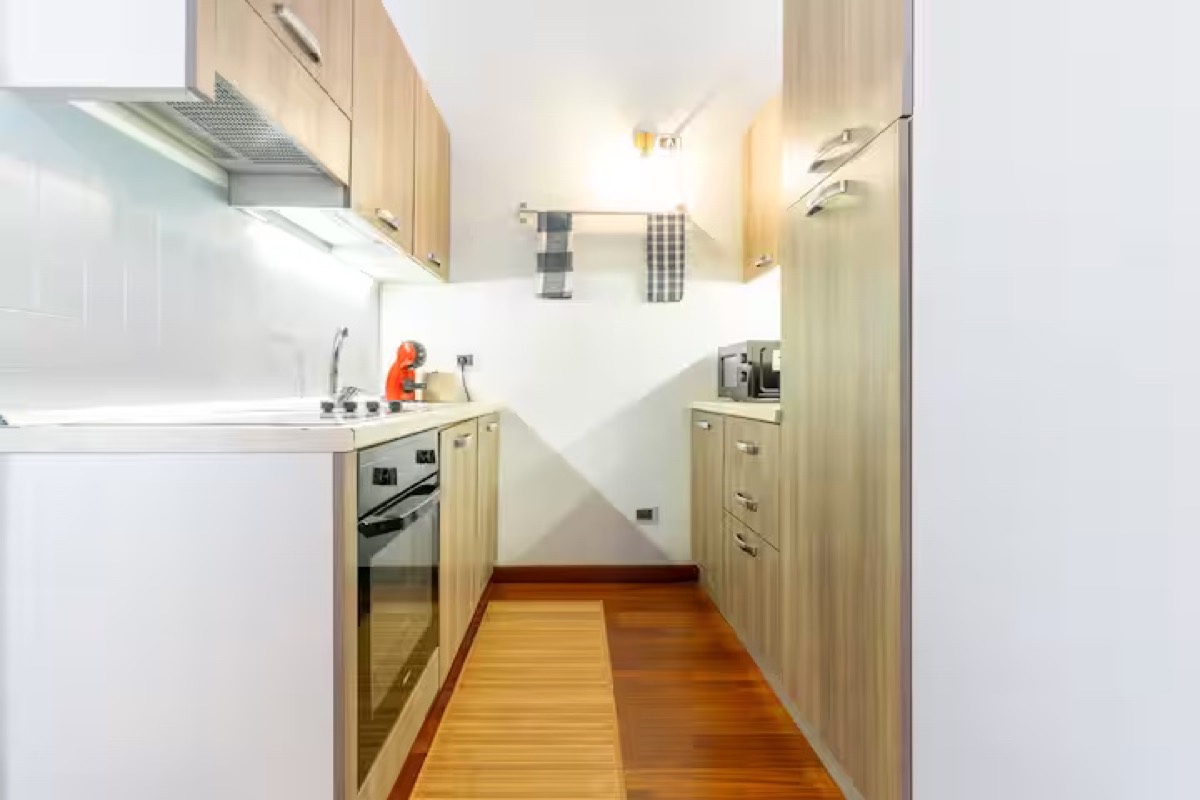 Cucina lineare di un appartamento in affitto a Ferrara