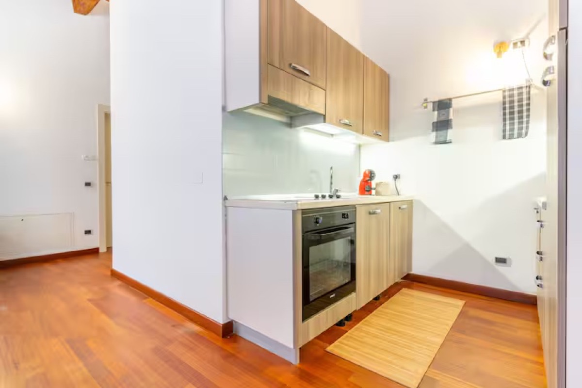 Cucina attrezzata di un appartamento in affitto breve