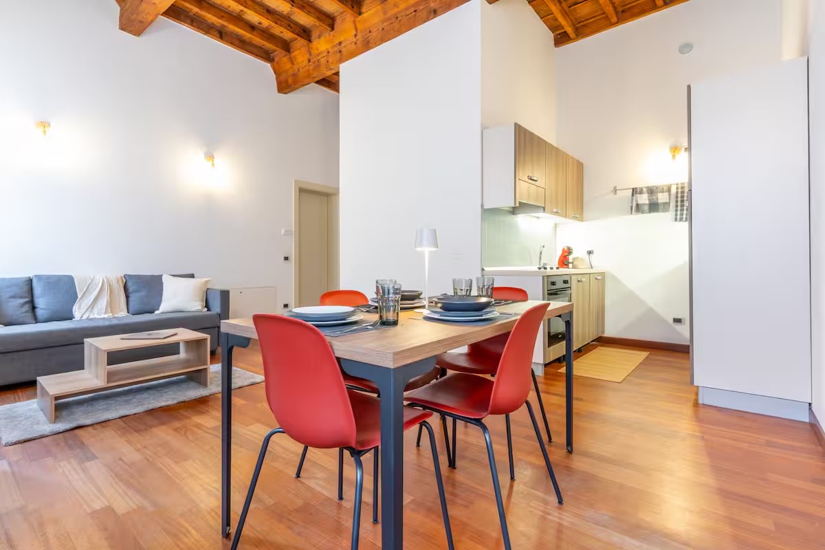 Zona pranzo e cucina di un bilocale in affitto breve
