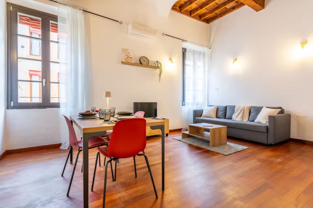 Zona pranzo luminosa in un appartamento in condominio