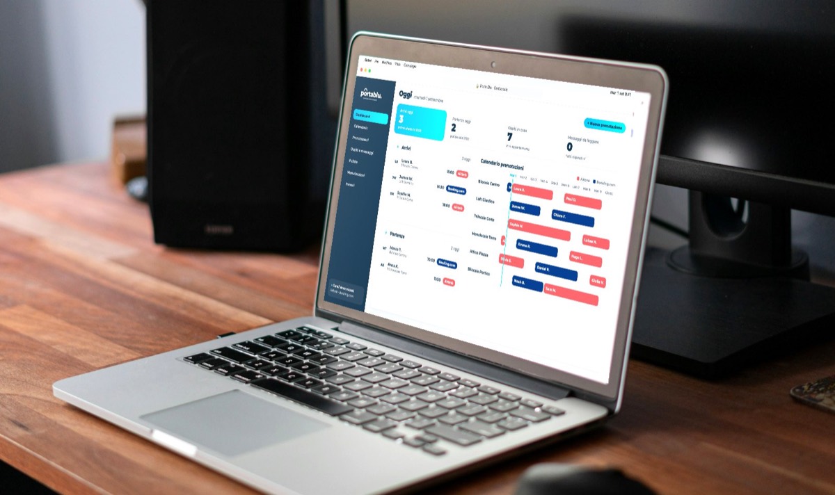 Computer con il calendario delle prenotazioni degli affitti brevi